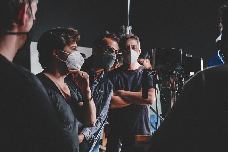 Luciano Mathias acompanhando a câmera no set